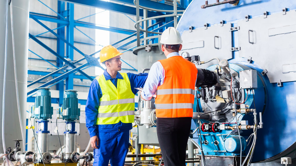 Technicien industriel en mission inspectant un équipement près de Toulouse
